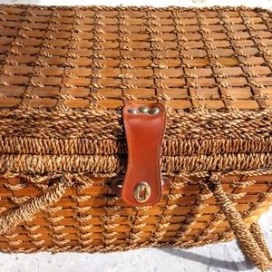 Double Handled Wicker Weaved Picnic Basket With Fabric Lining